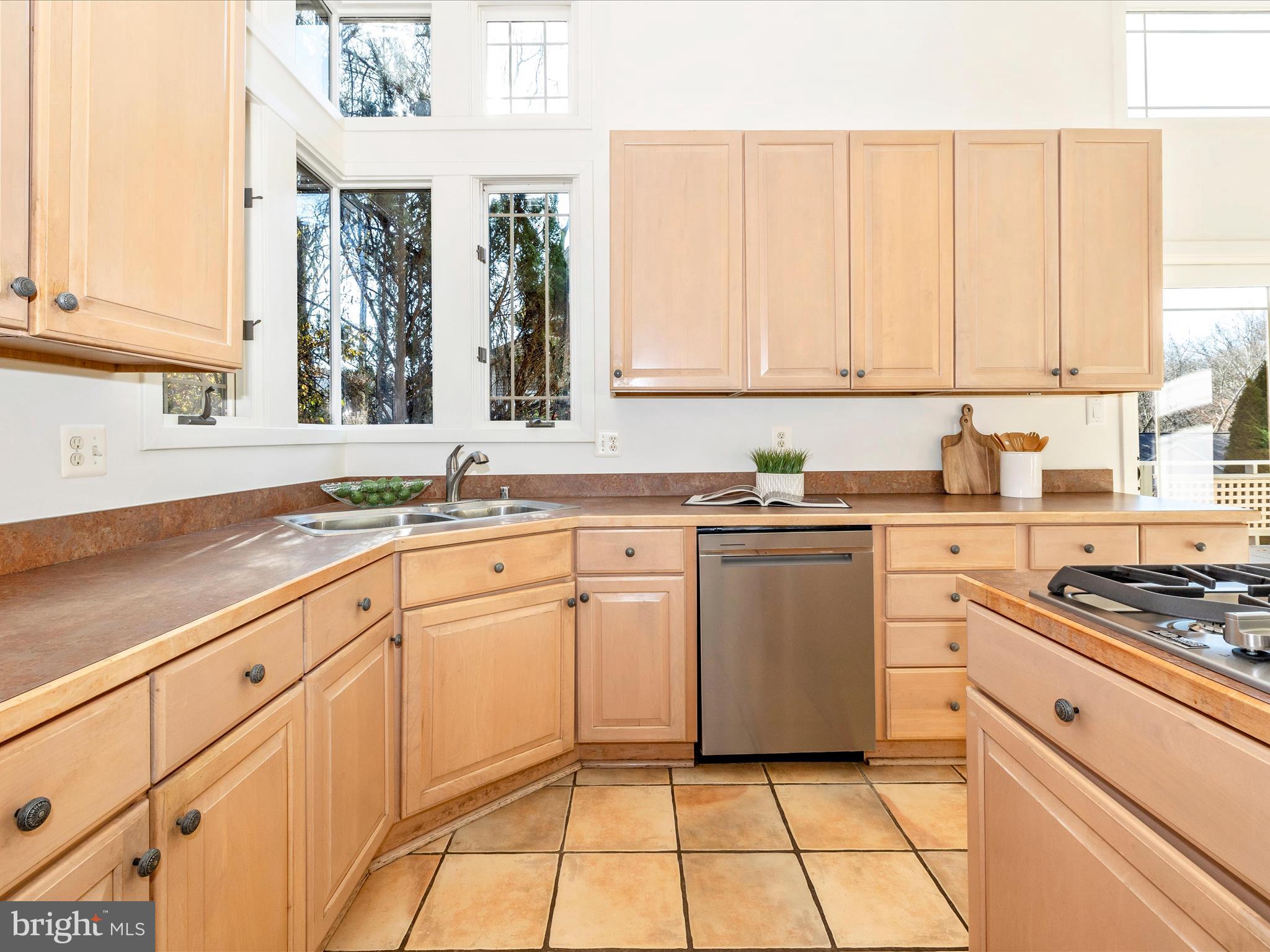 9701 Woodlake Pl