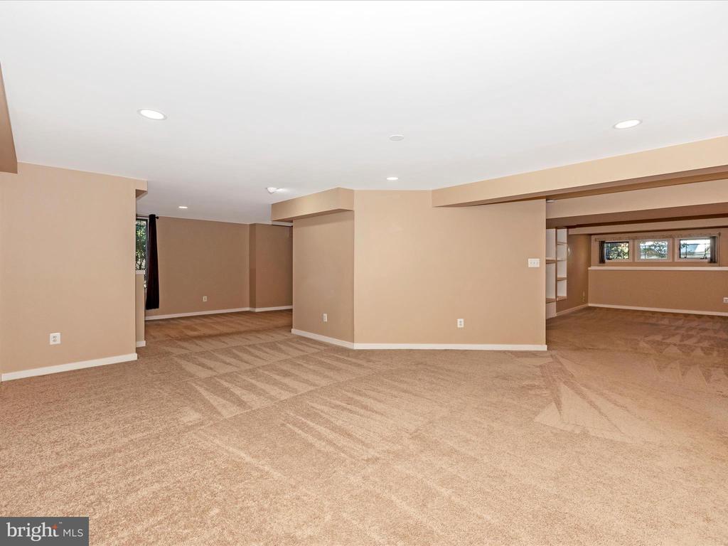 9701 Woodlake Pl