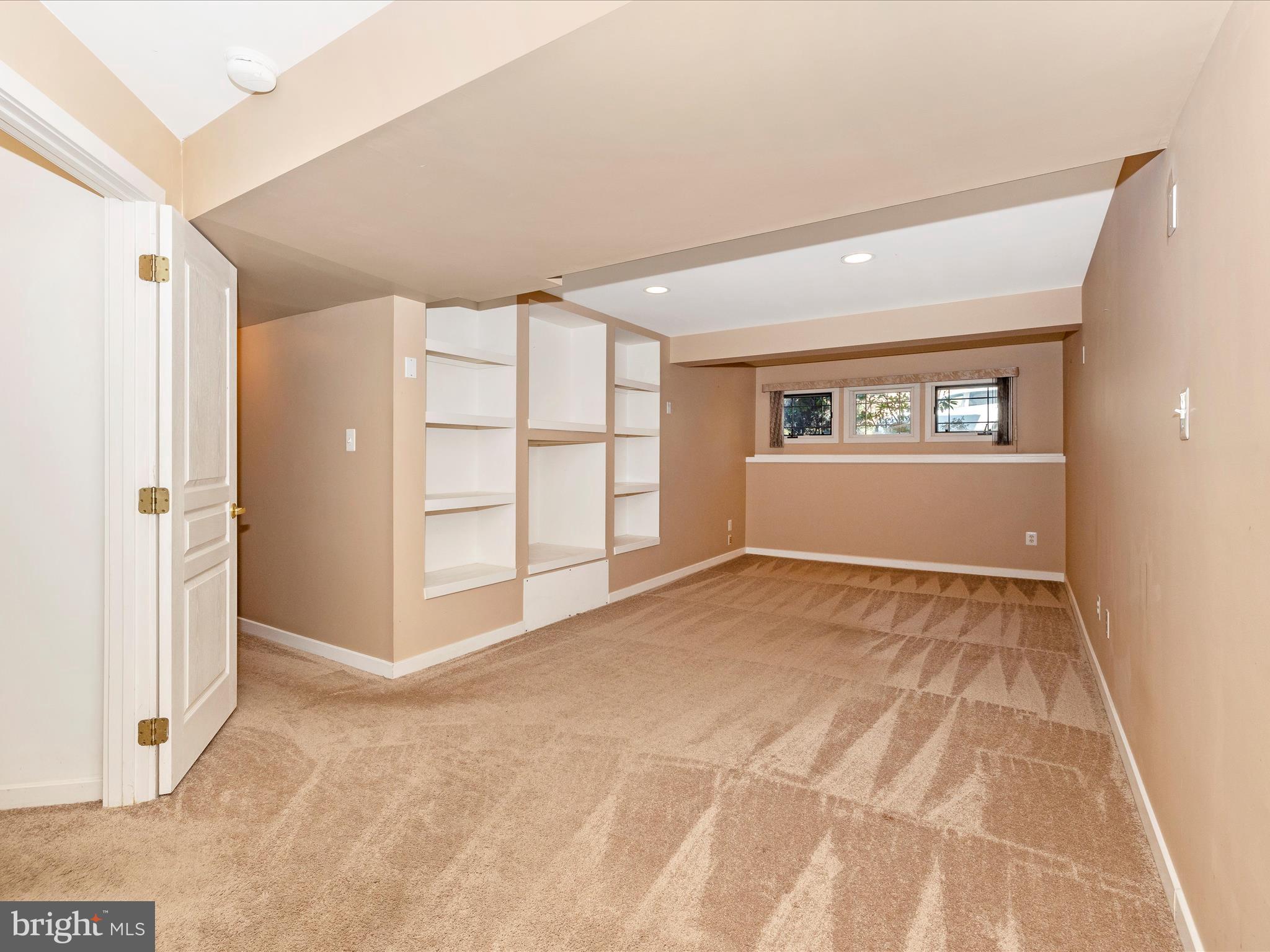 9701 Woodlake Pl
