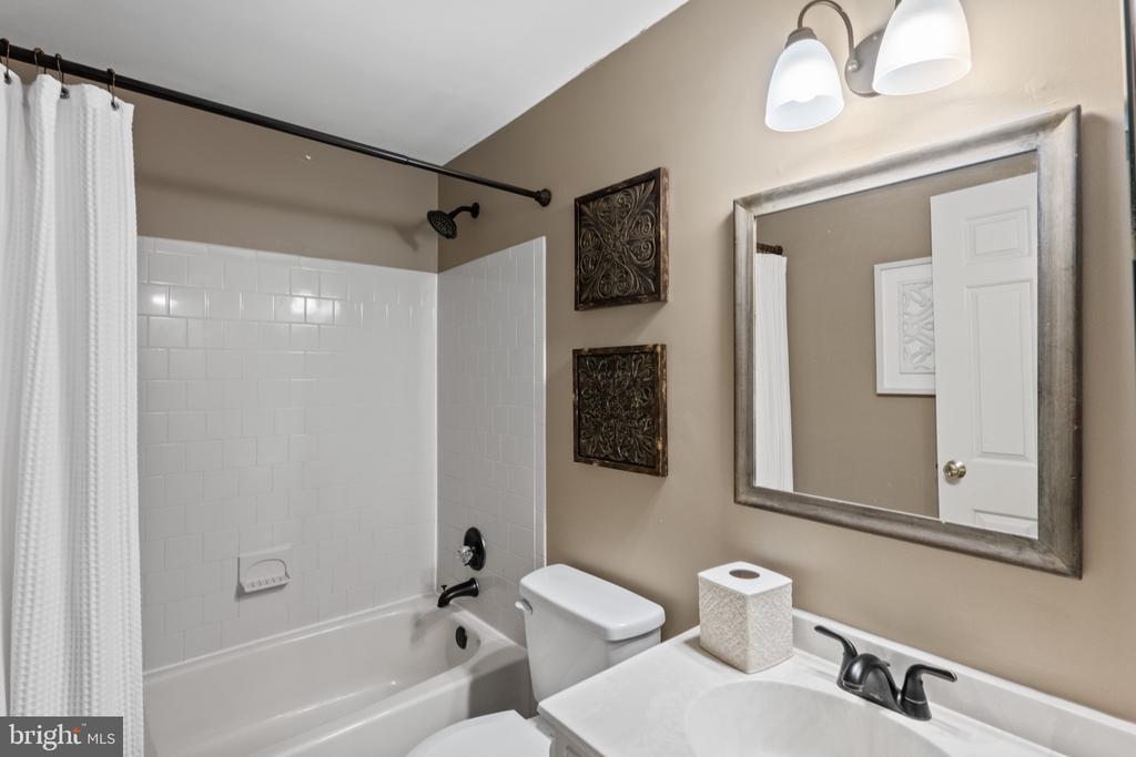 8024 HOLLOW REED COURT