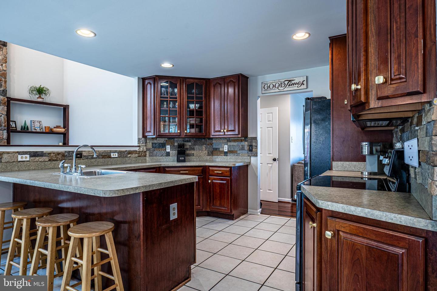 9833 Fox Rd