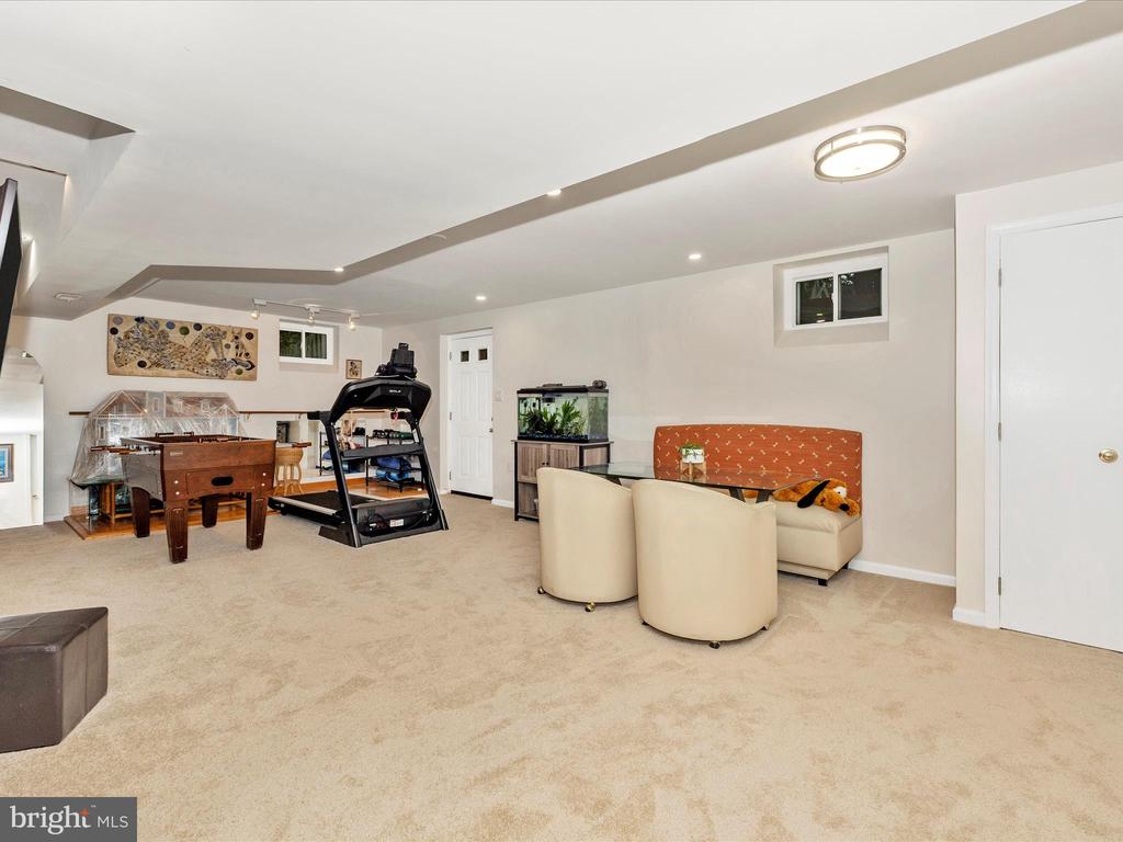 6695 Springhill Dr