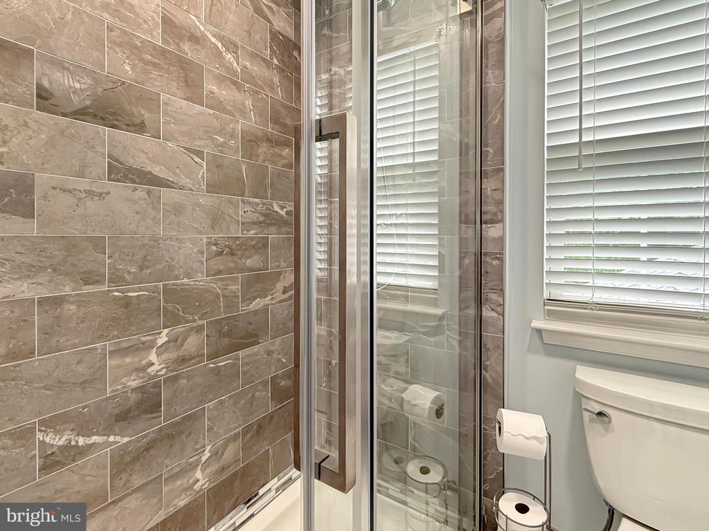 5590 Broadmoor Ter North Ter