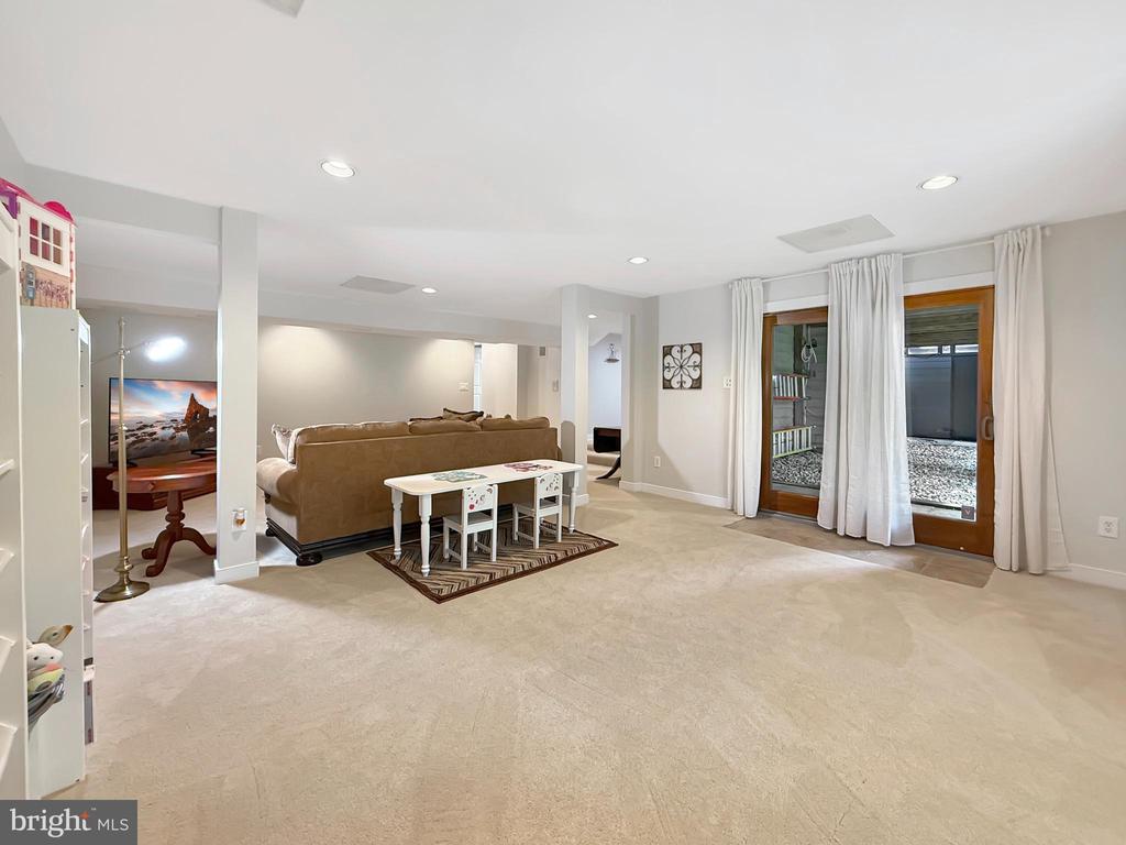 5590 Broadmoor Ter North Ter