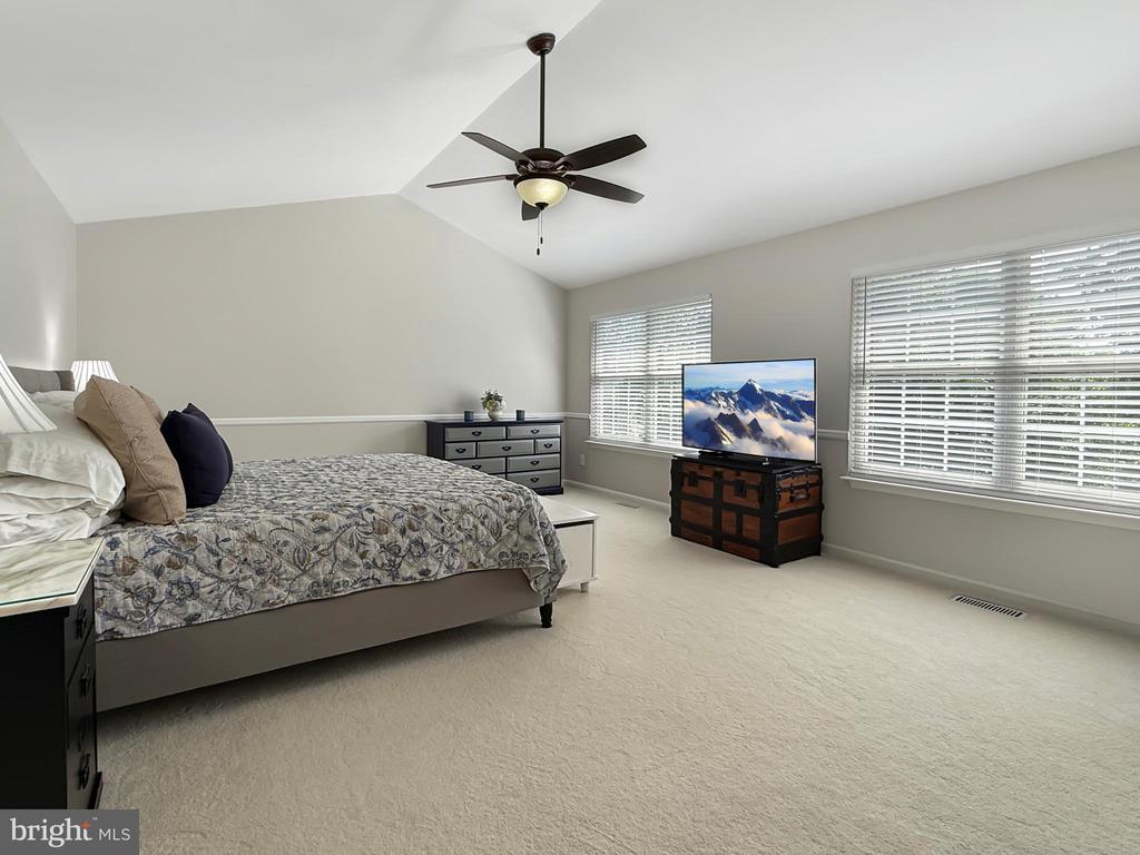 5590 Broadmoor Ter North Ter