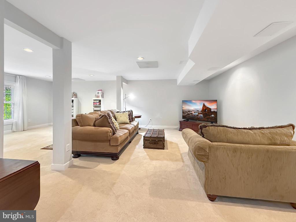 5590 Broadmoor Ter North Ter