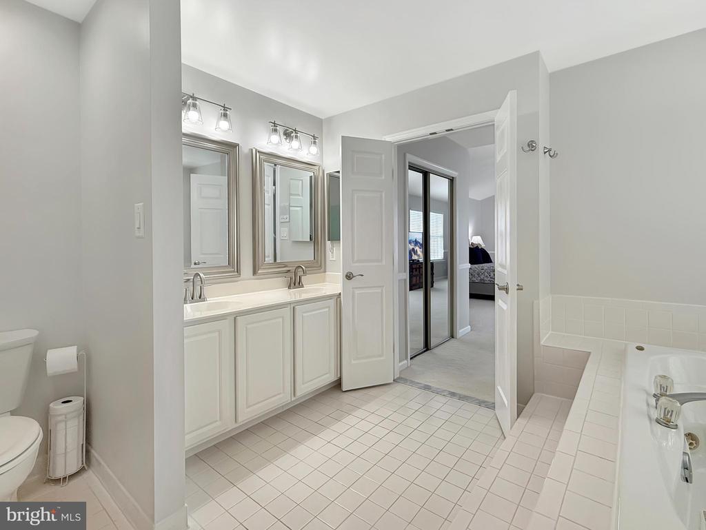 5590 Broadmoor Ter North Ter