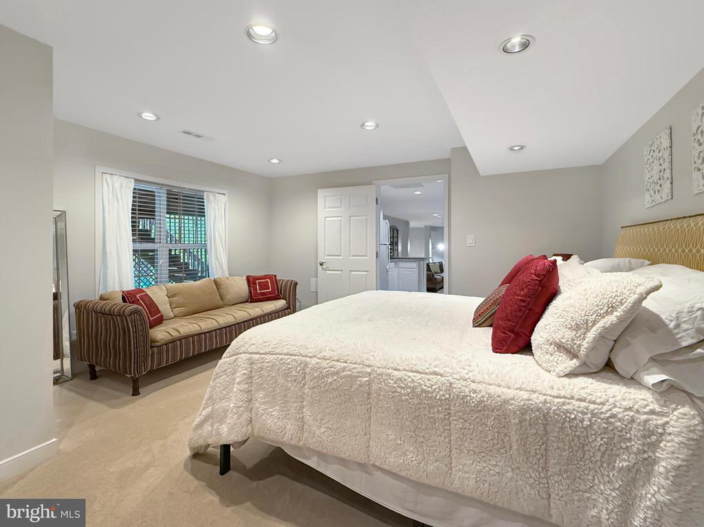 5590 Broadmoor Ter North Ter
