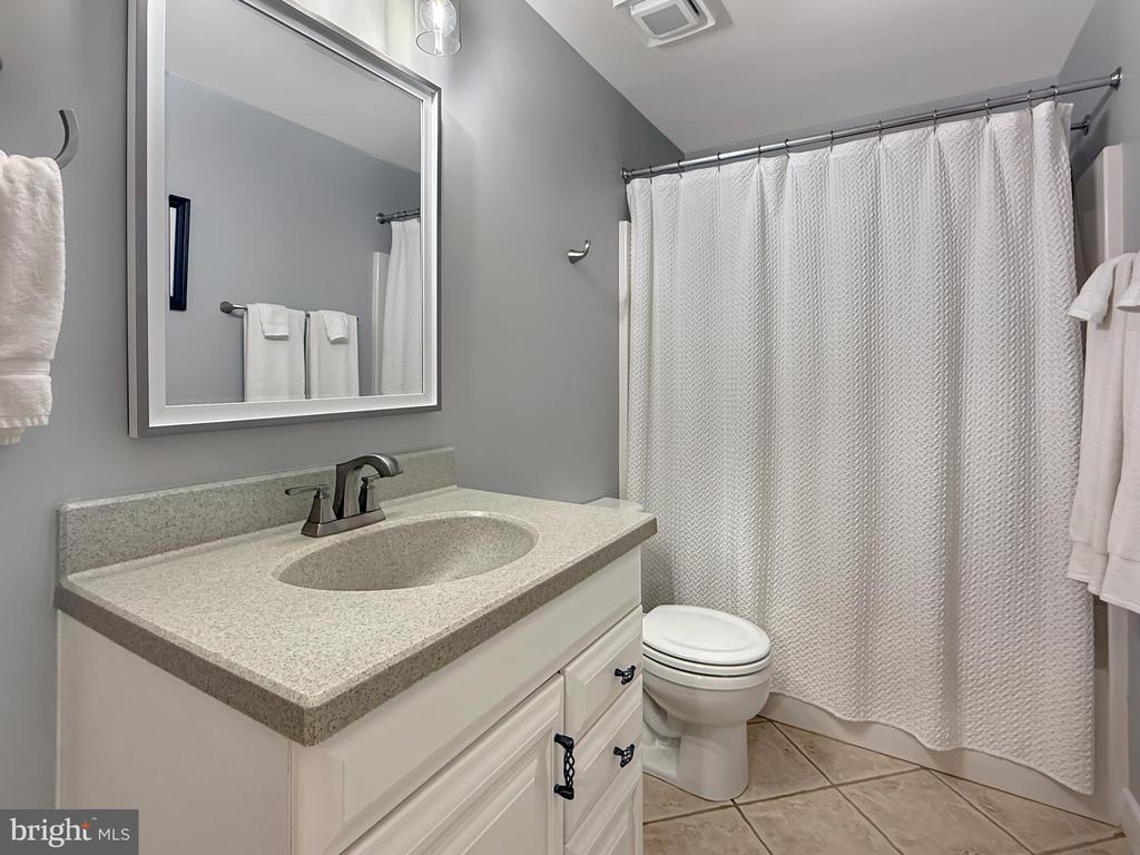 5590 Broadmoor Ter North Ter