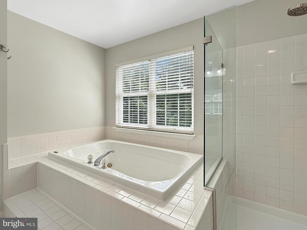 5590 Broadmoor Ter North Ter