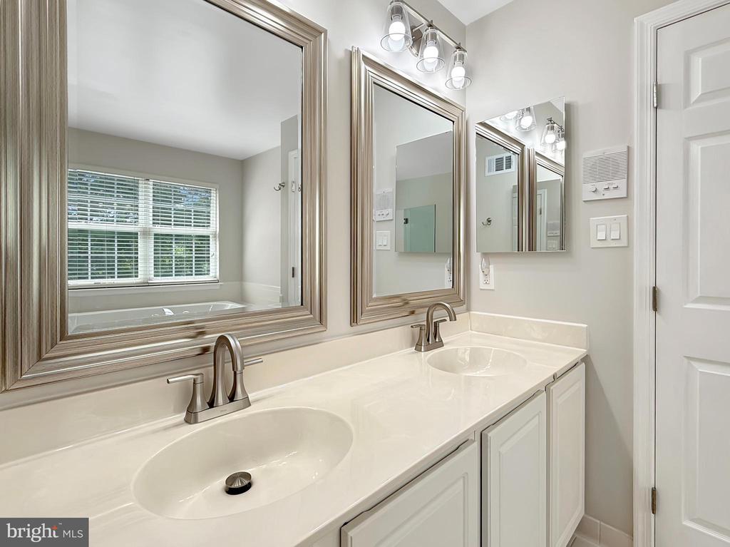 5590 Broadmoor Ter North Ter