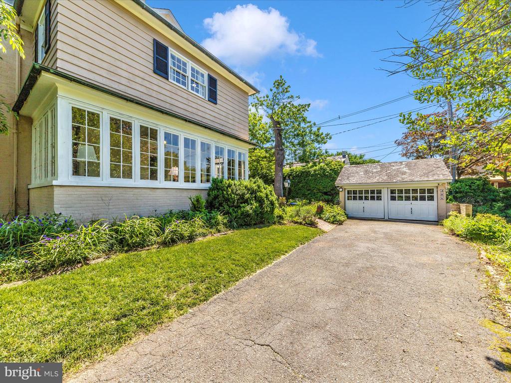 306 Grove Blvd