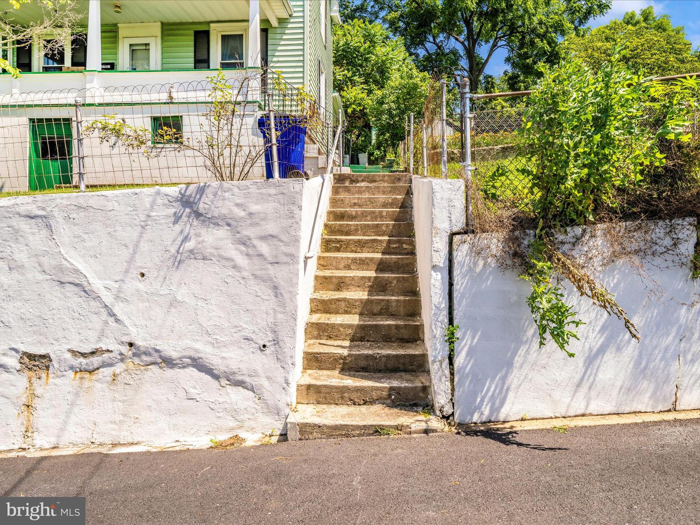 7 W B St