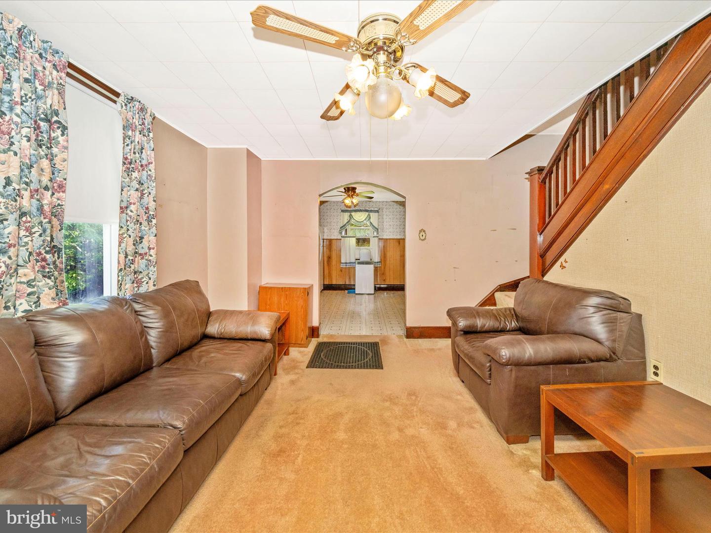 7 W B St