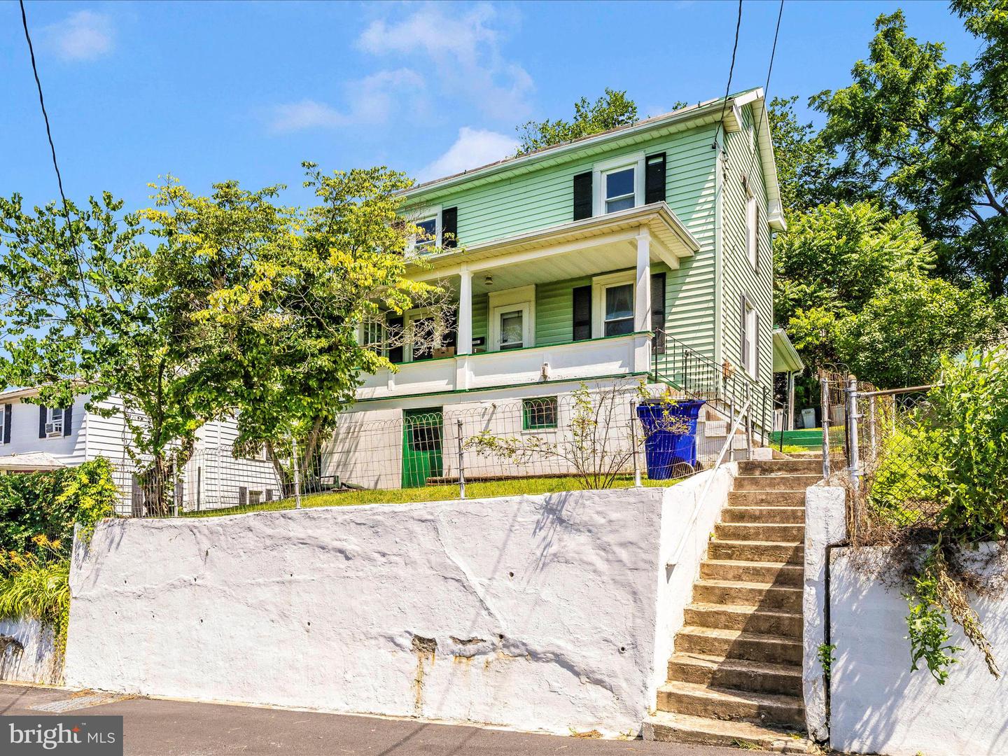 7 W B St