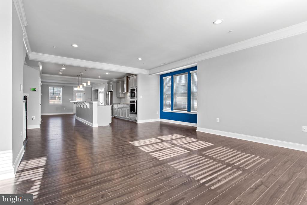 7086 EXECUTIVE WAY