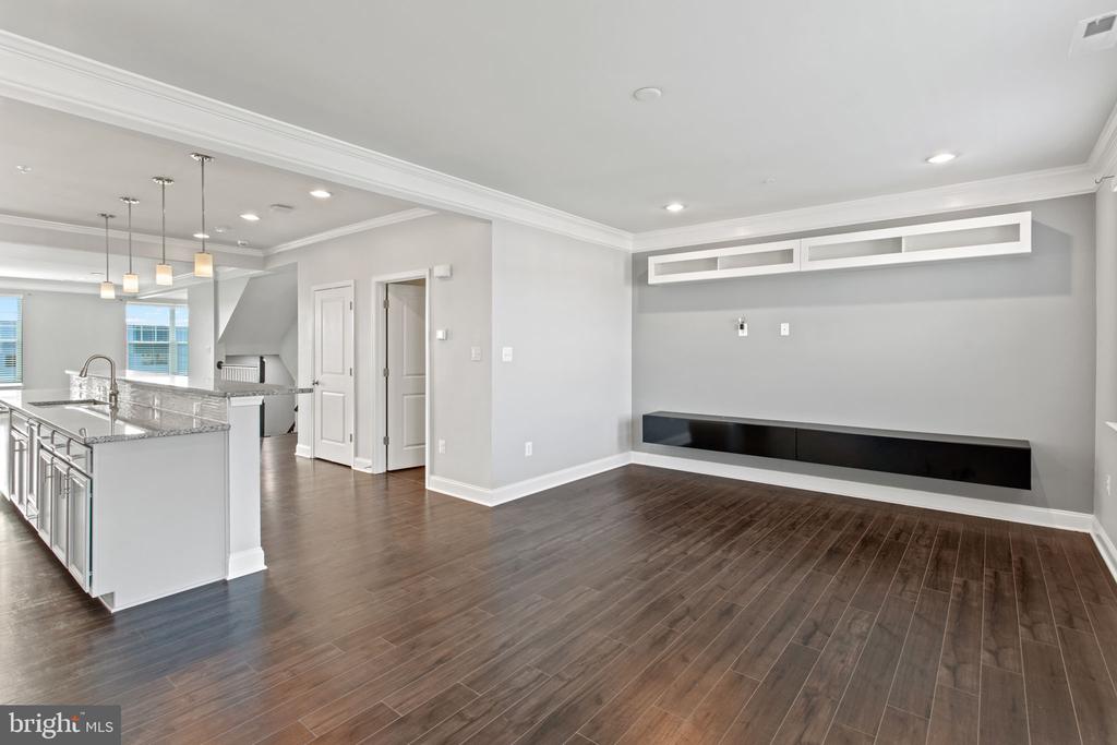 7086 EXECUTIVE WAY