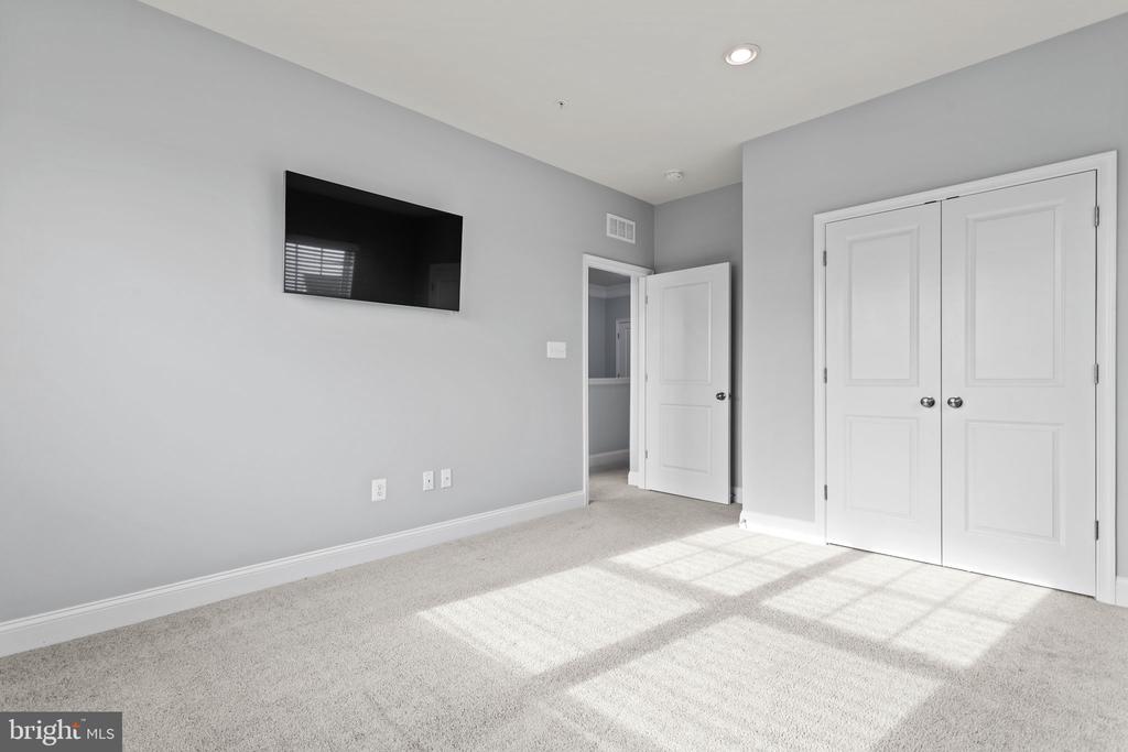 7086 EXECUTIVE WAY