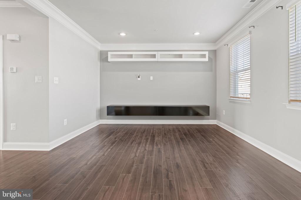 7086 EXECUTIVE WAY