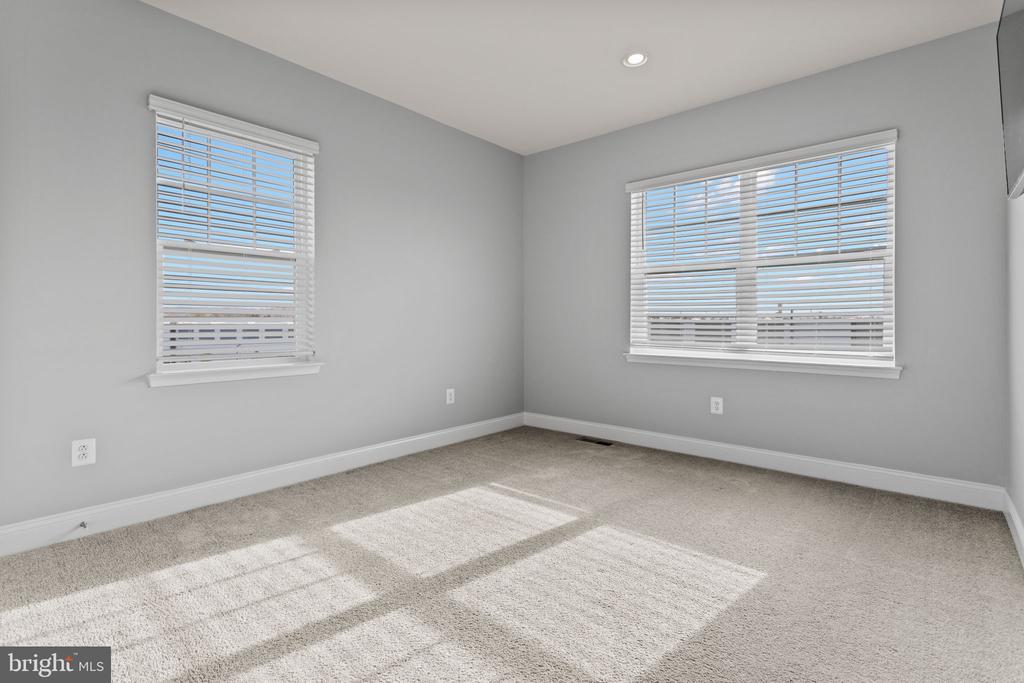 7086 EXECUTIVE WAY