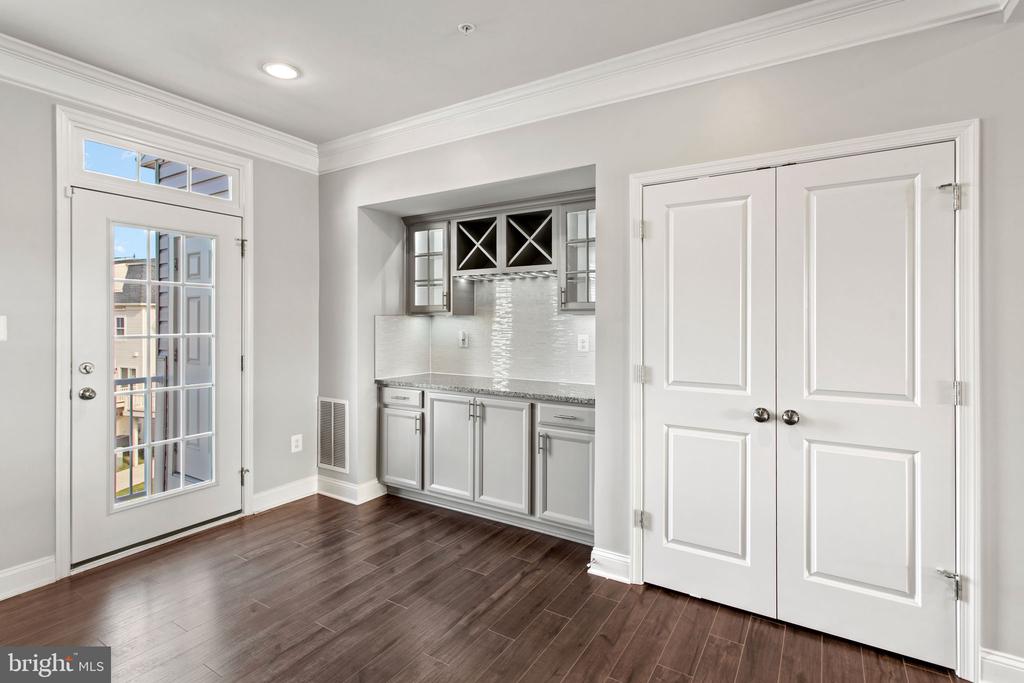 7086 EXECUTIVE WAY