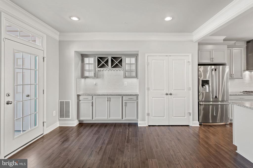 7086 EXECUTIVE WAY