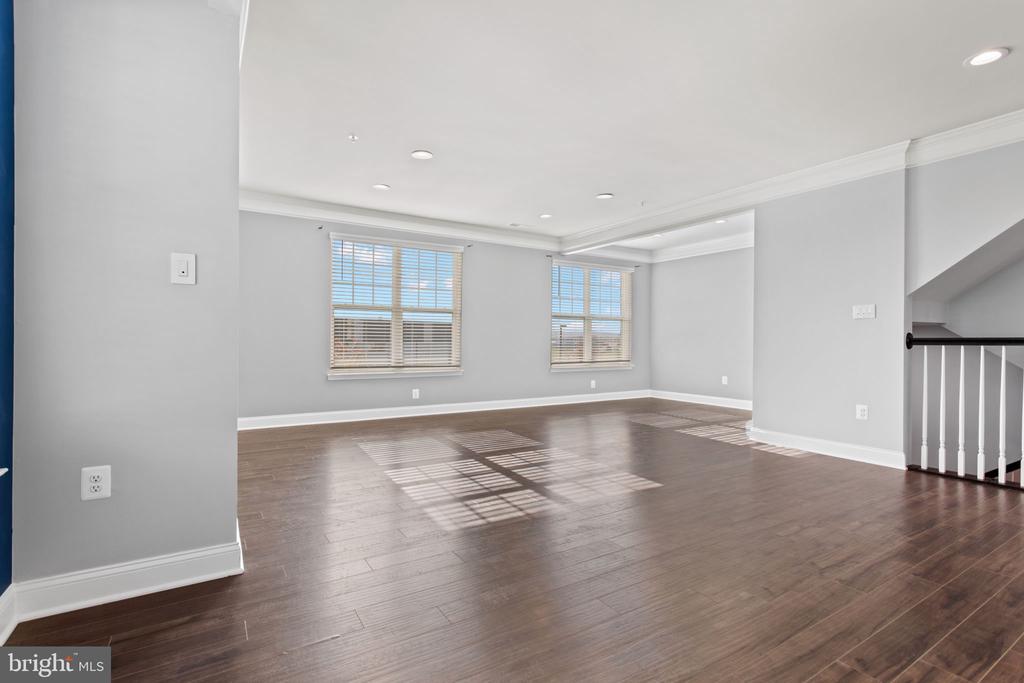 7086 EXECUTIVE WAY
