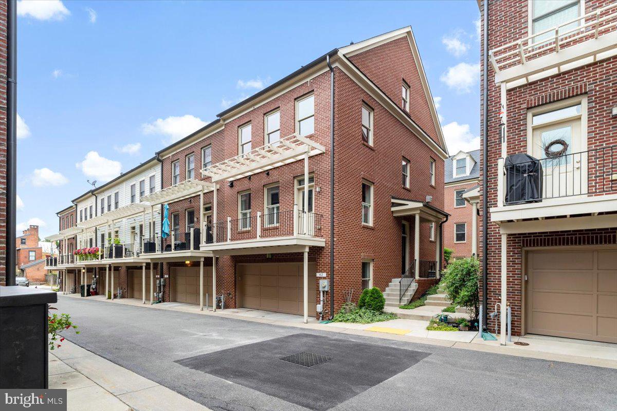 42 MAXWELL SQ #32