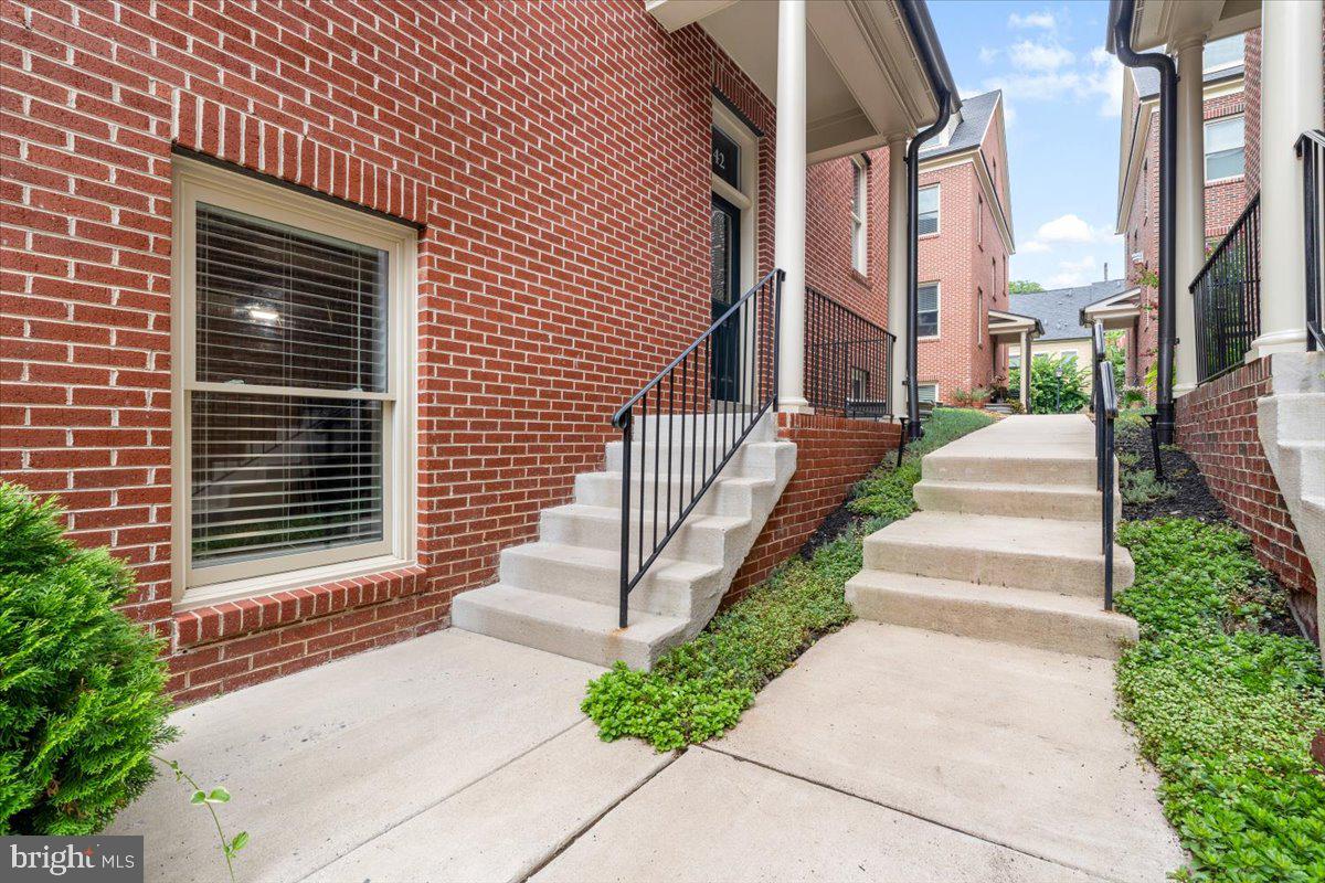 42 MAXWELL SQ #32