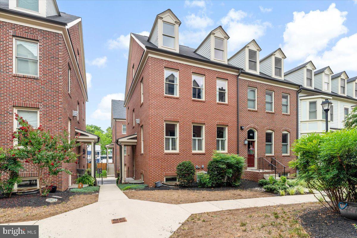 42 MAXWELL SQ #32