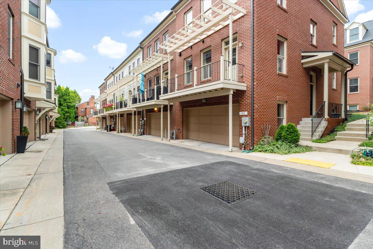 42 MAXWELL SQ #32