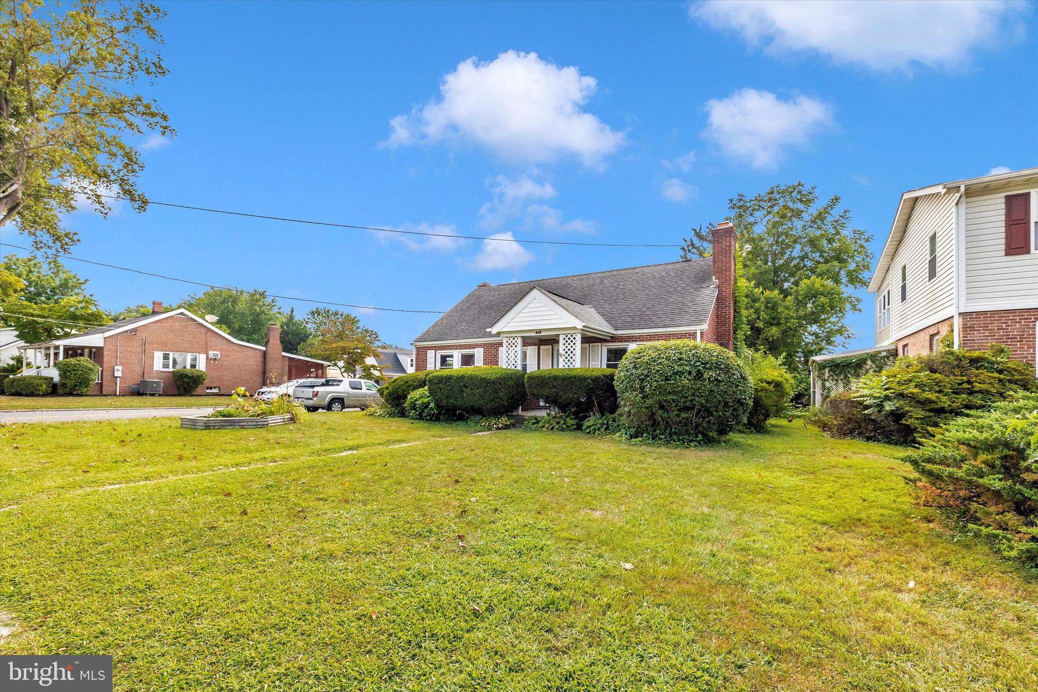 412 Lee Pl