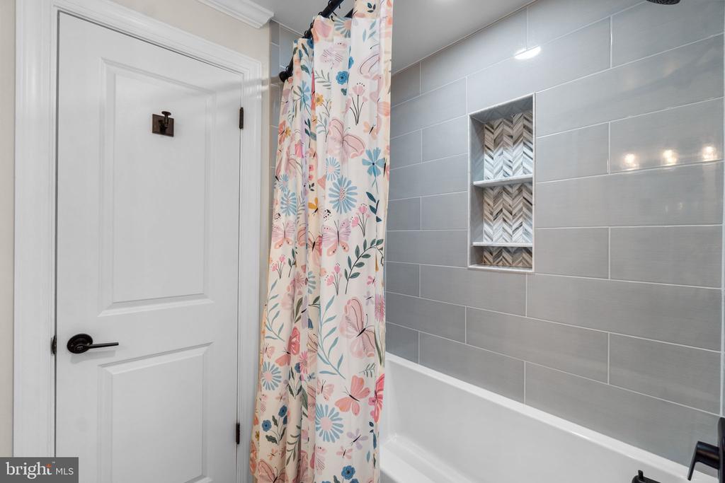 3856 SAINT CLAIR COURT
