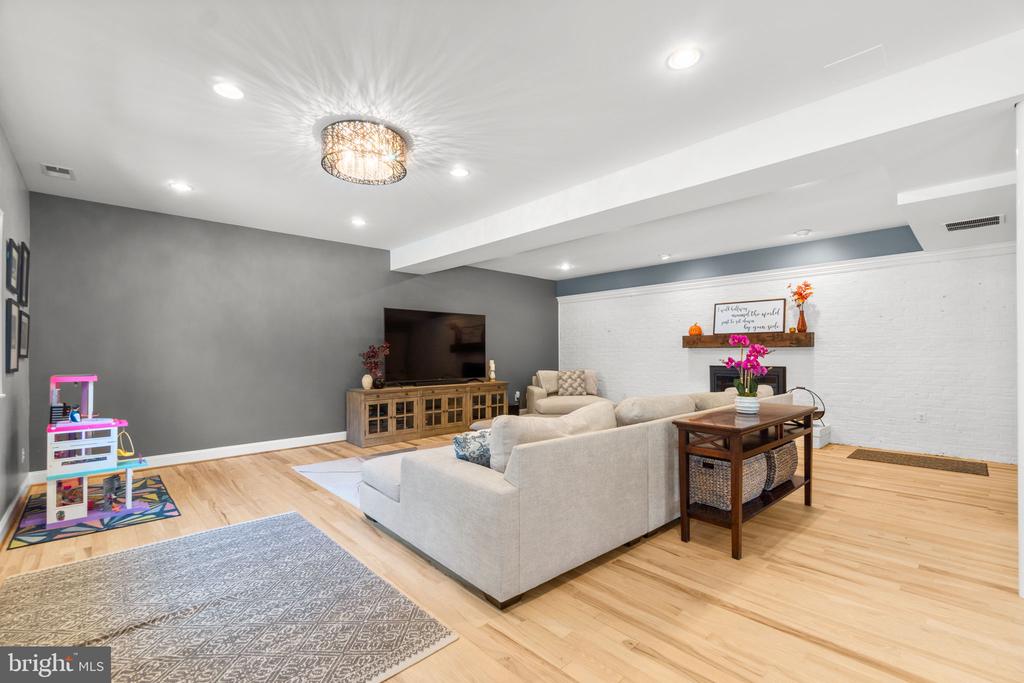 3856 SAINT CLAIR COURT