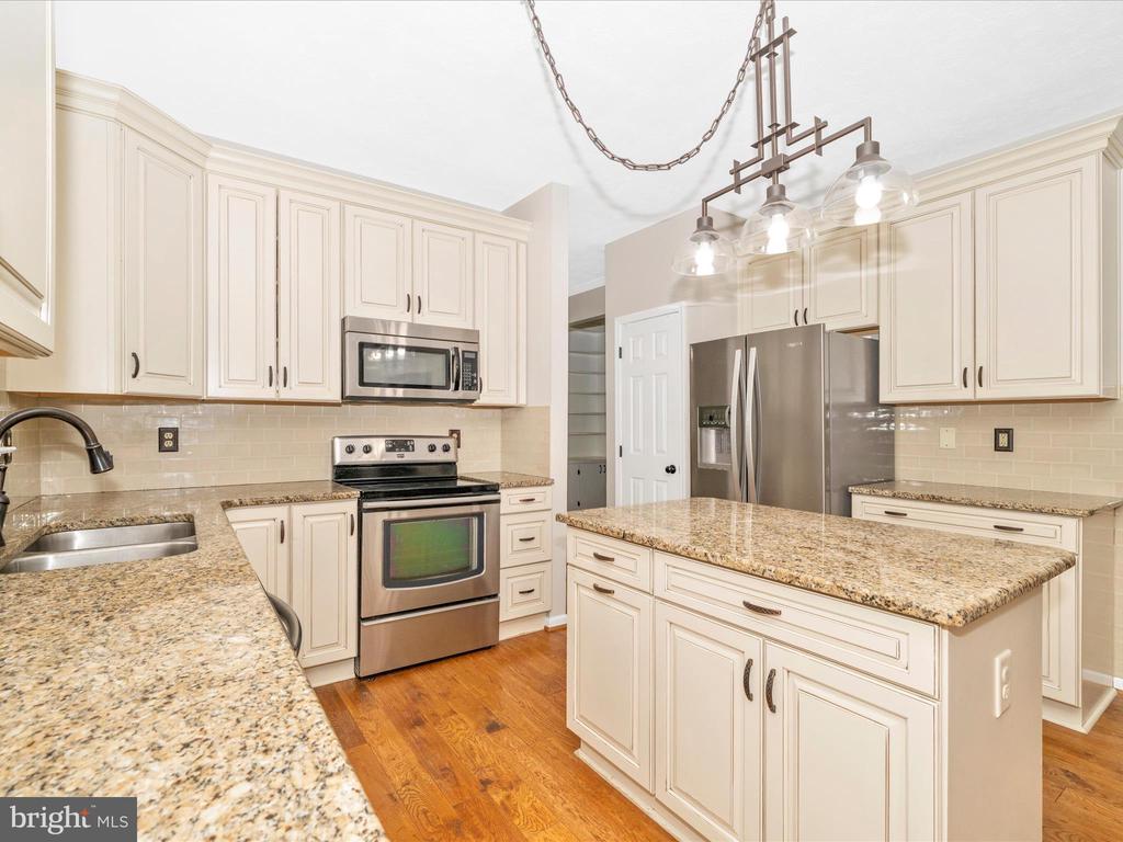 7813 OAK LEAF COURT