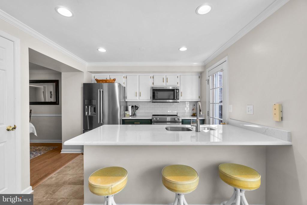 8033 HOLLOW REED COURT