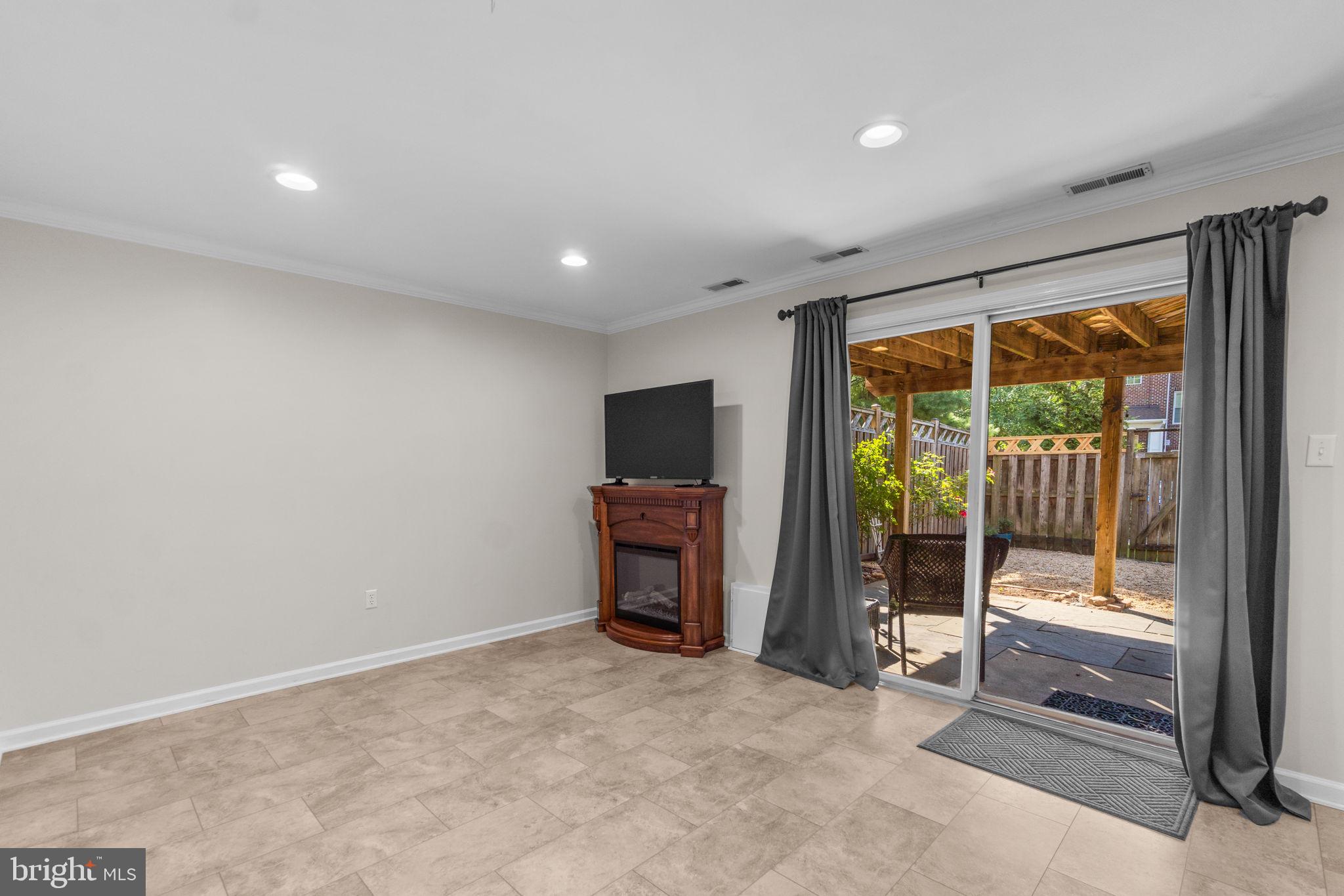 8033 HOLLOW REED COURT