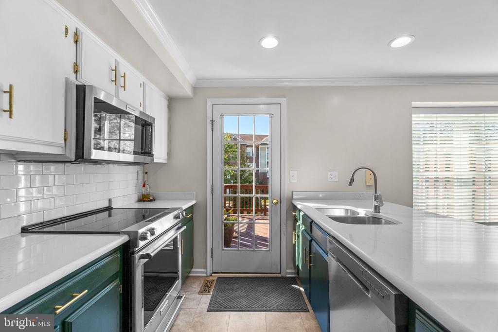 8033 HOLLOW REED COURT