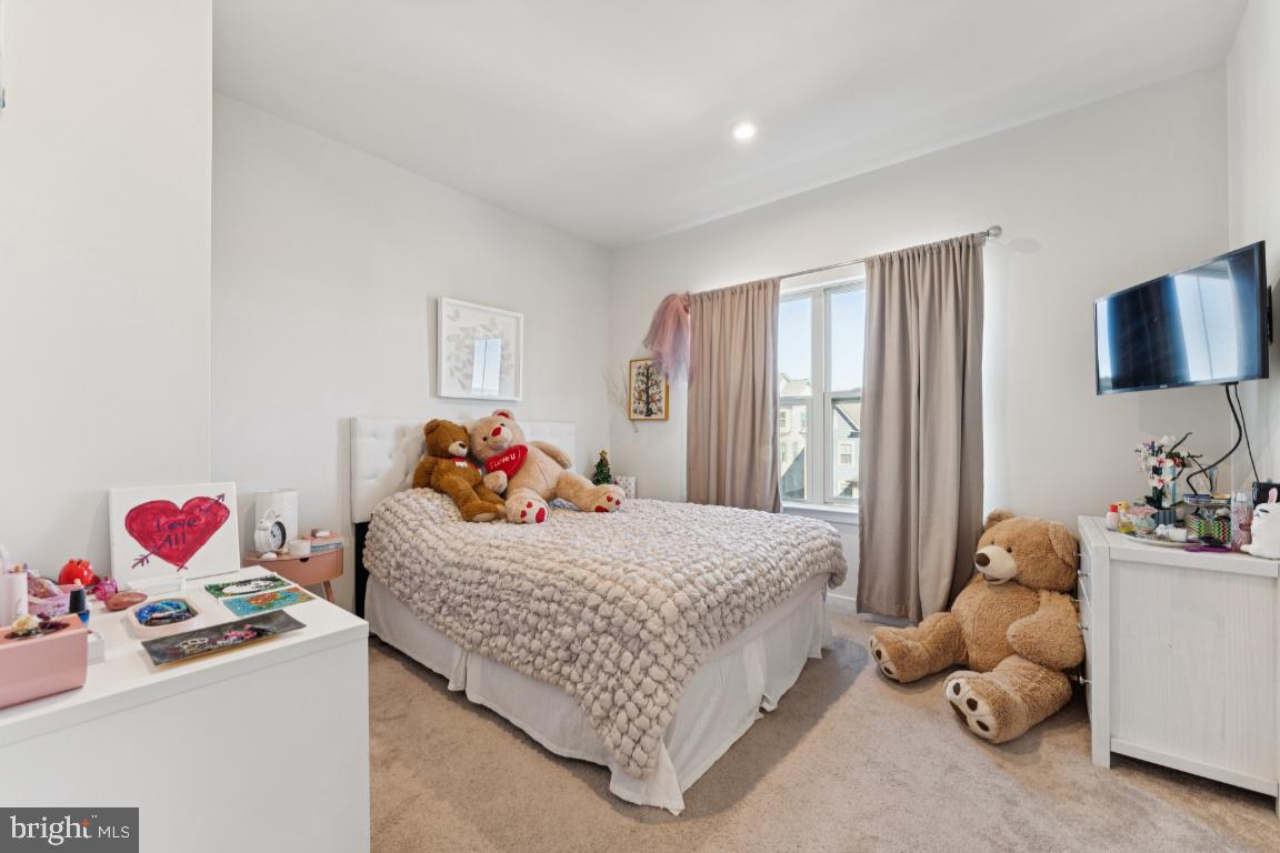 8715 SHADY PINES DRIVE