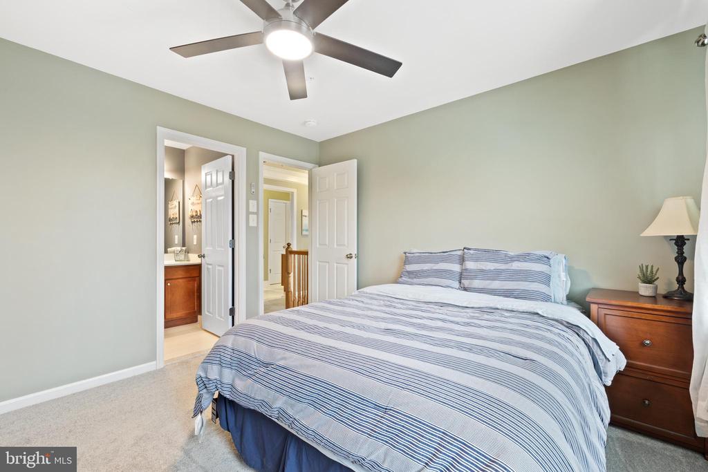 6692 GLEN LANE