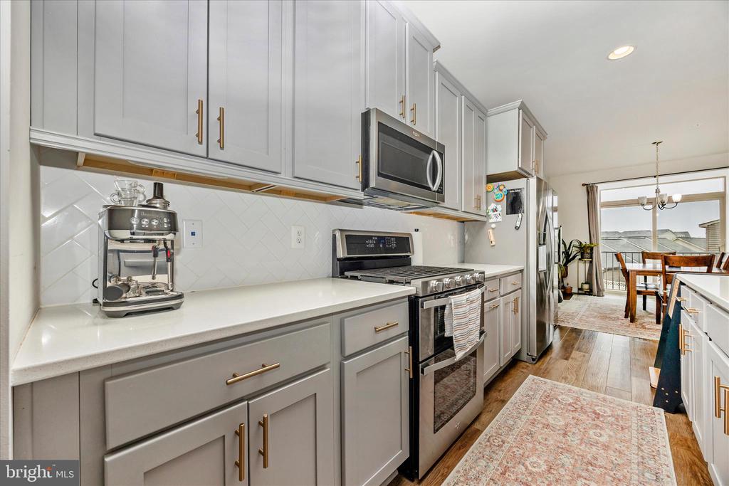 9018 SHADY PINES DRIVE