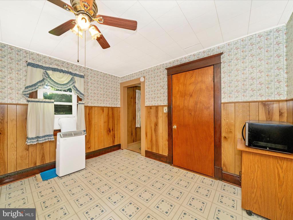 7 W B STREET