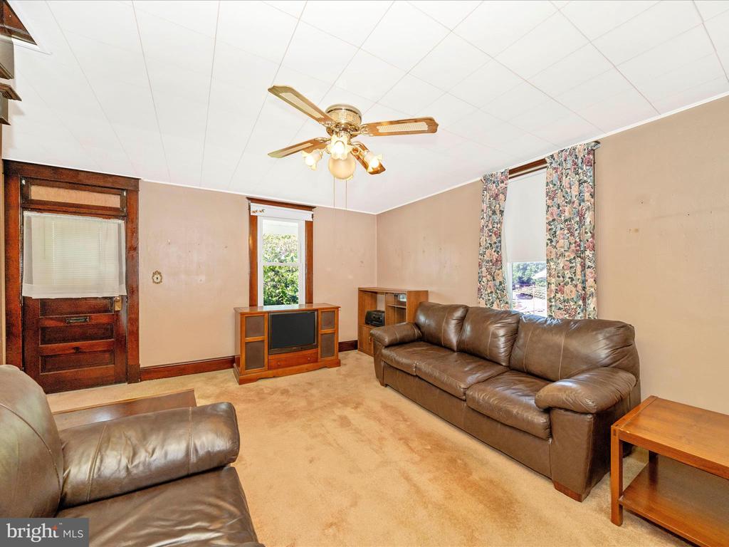 7 W B STREET