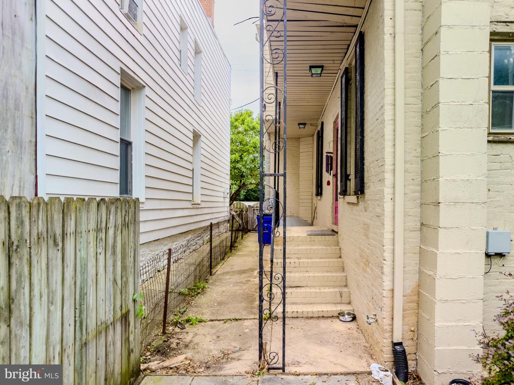 706 N MARKET STREET