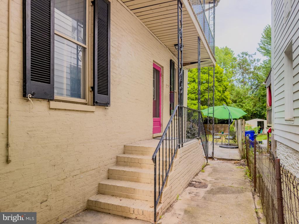 706 N MARKET STREET