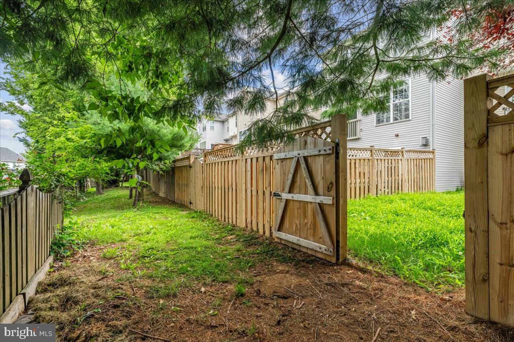 1943 CROSSING STONE COURT