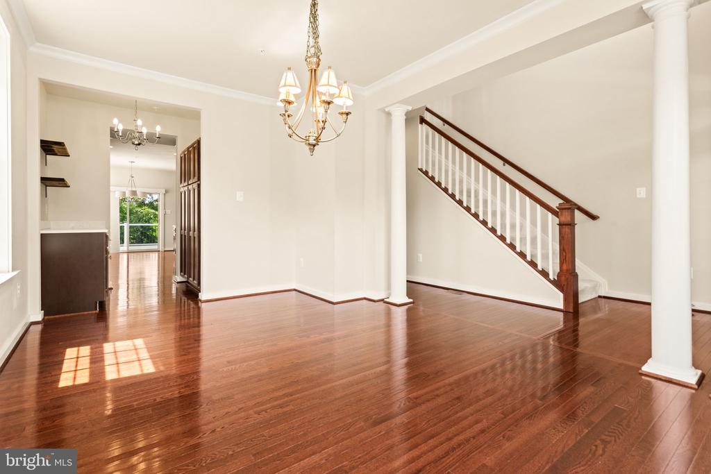 1112 SAXTON DRIVE