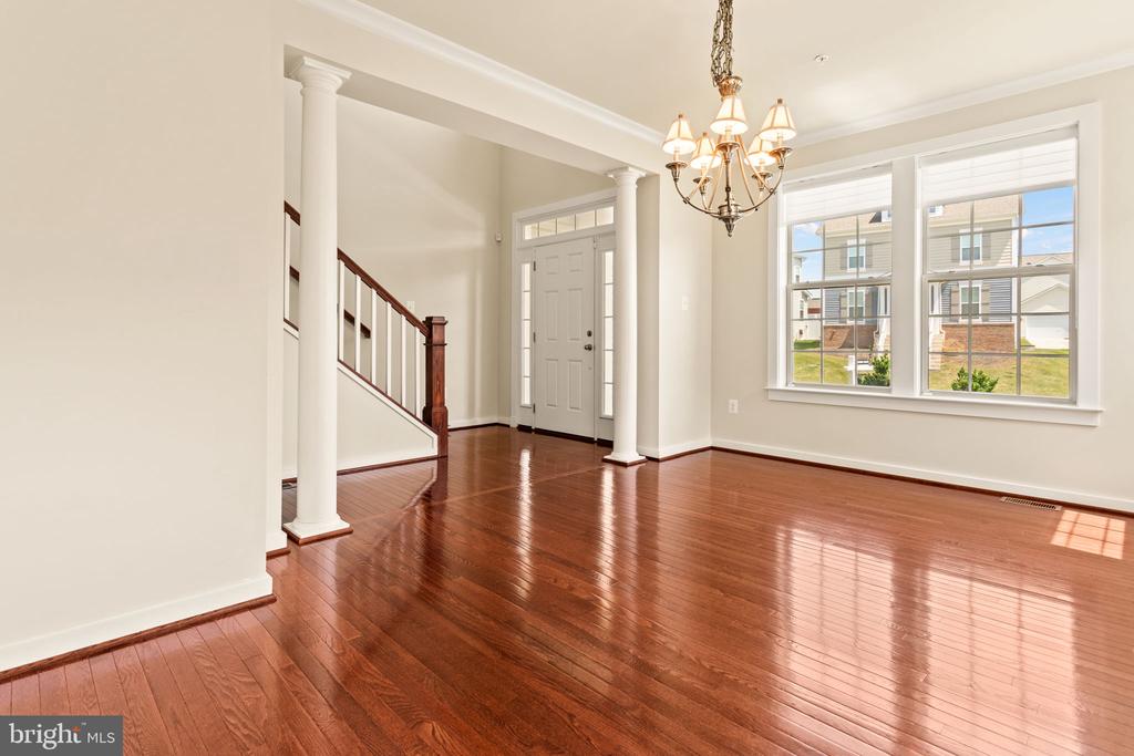 1112 SAXTON DRIVE
