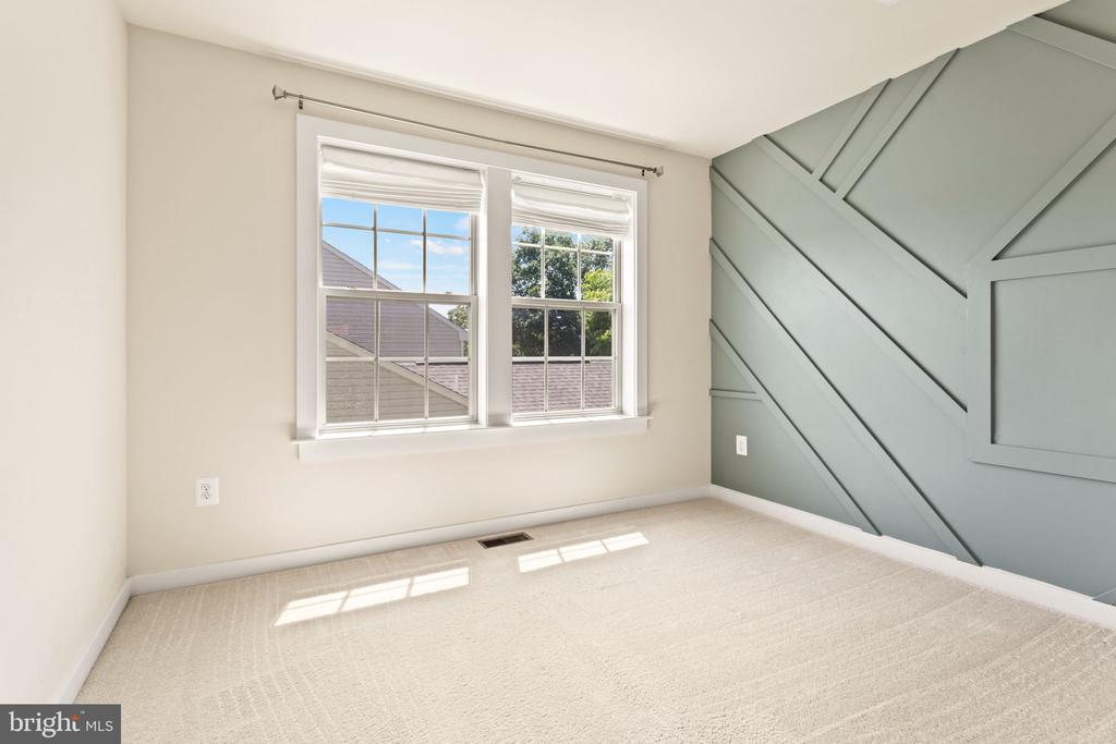 1112 SAXTON DRIVE