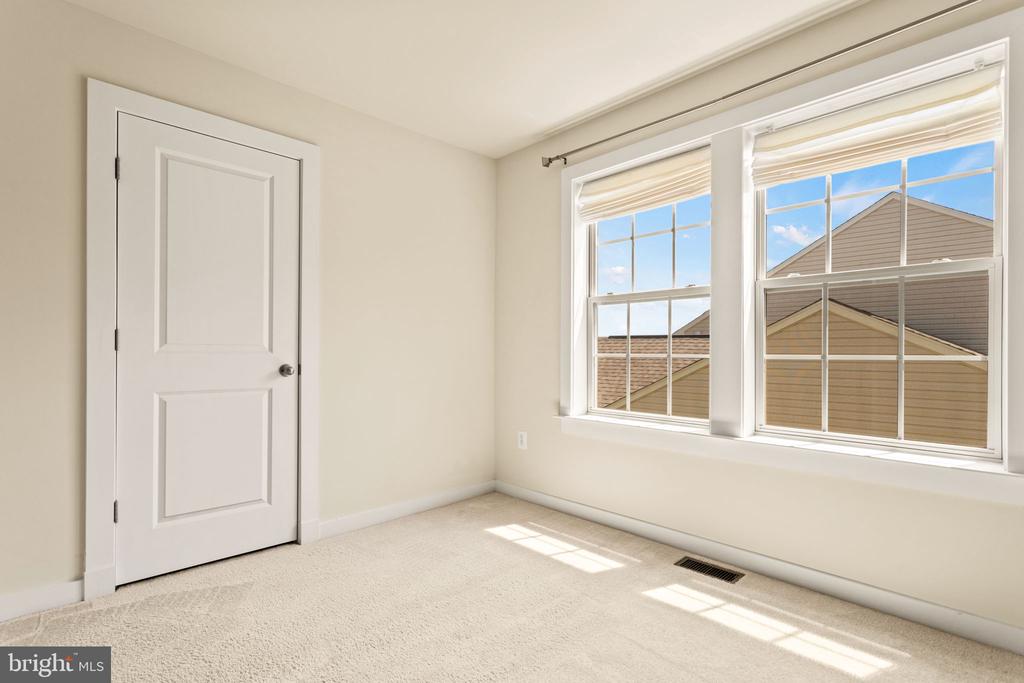 1112 SAXTON DRIVE